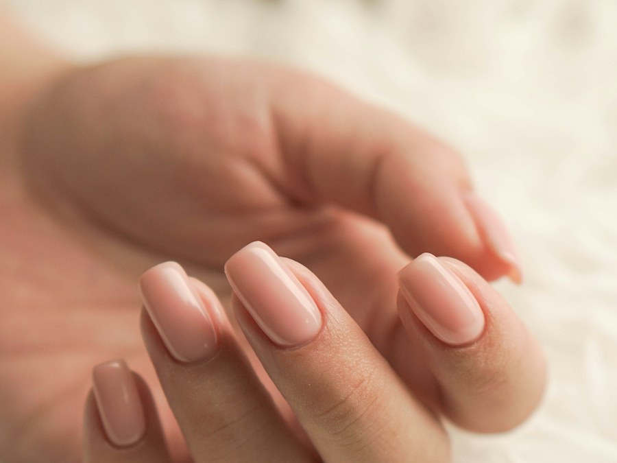Manicura nude de acabado natural