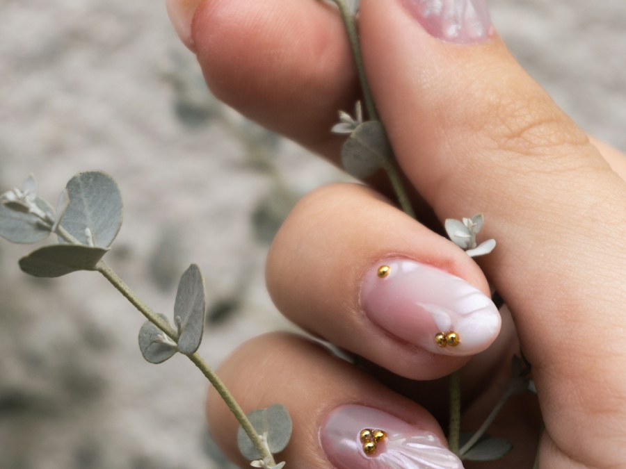 Diseño de nail art con detalles pintados a mano