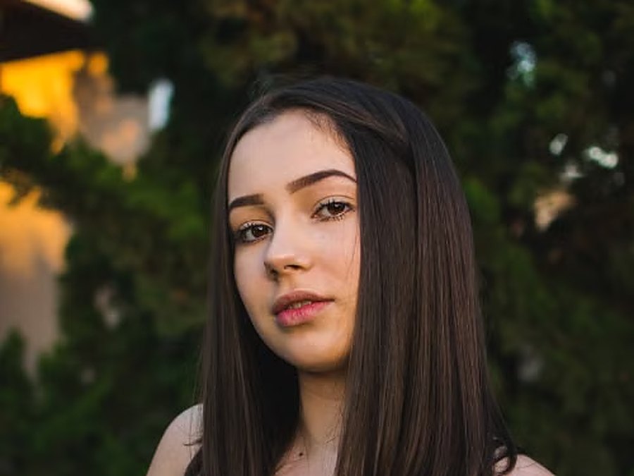 Melena lisa, oscura y sin encrespamiento