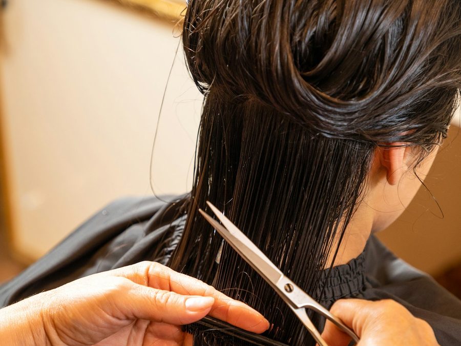 Corte de puntas con tijera en el salón