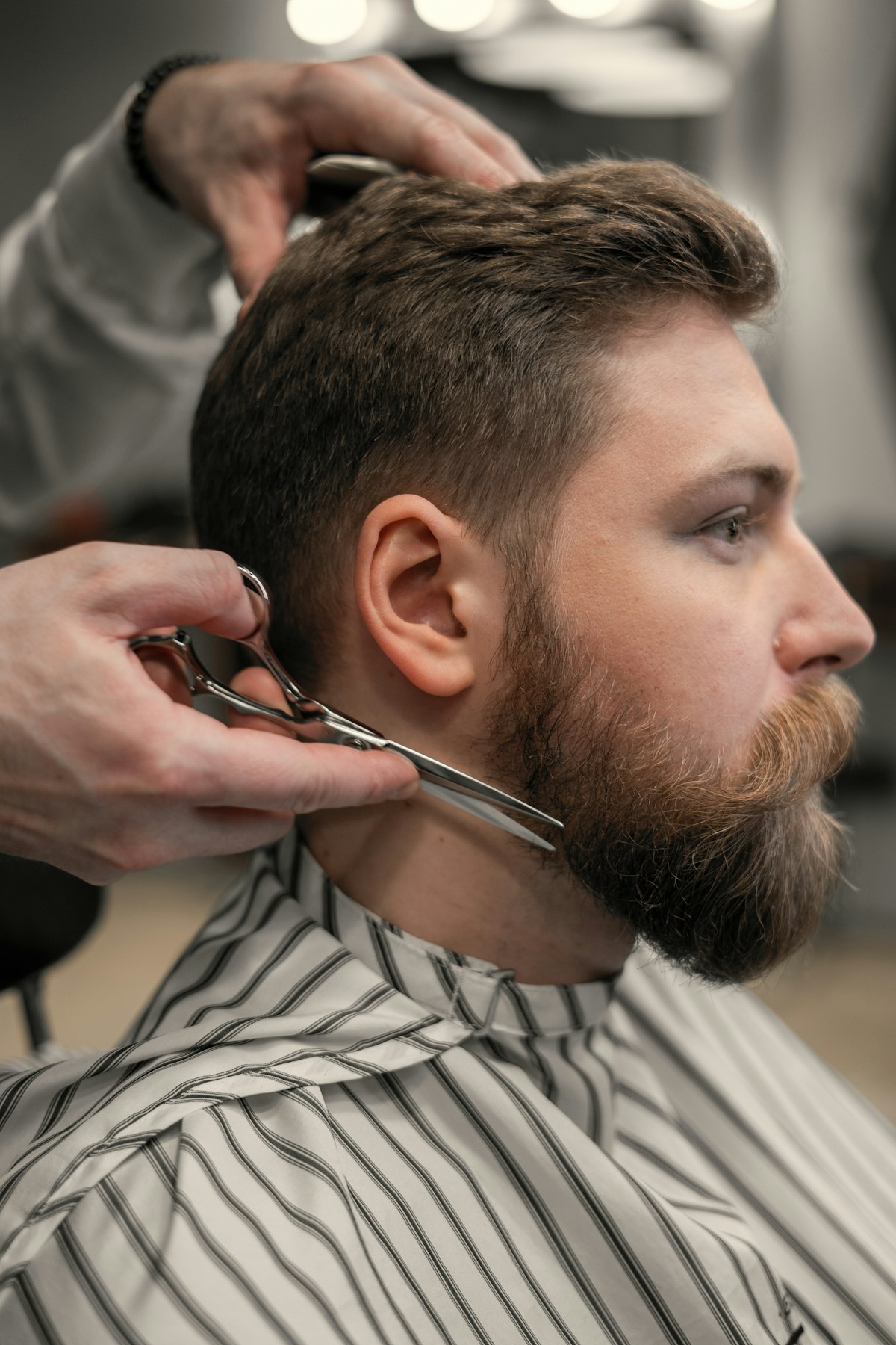 Arreglo de barba con tijera