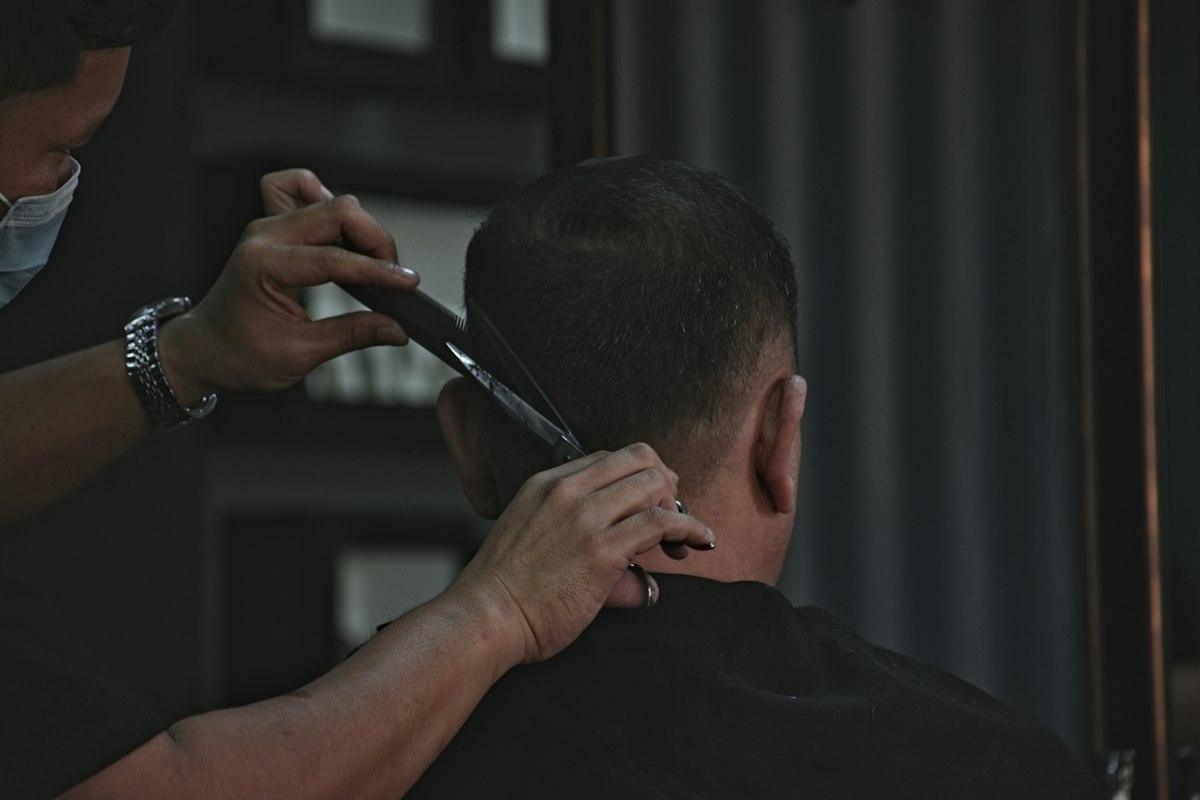 Barbero trabajando en el local