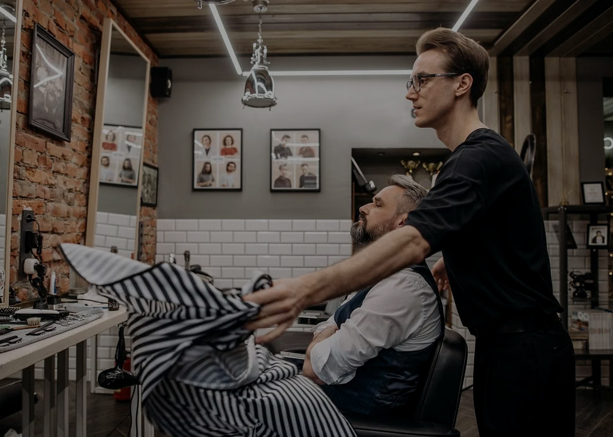 Barbero cortando el pelo a un cliente en The Craft Barbershop